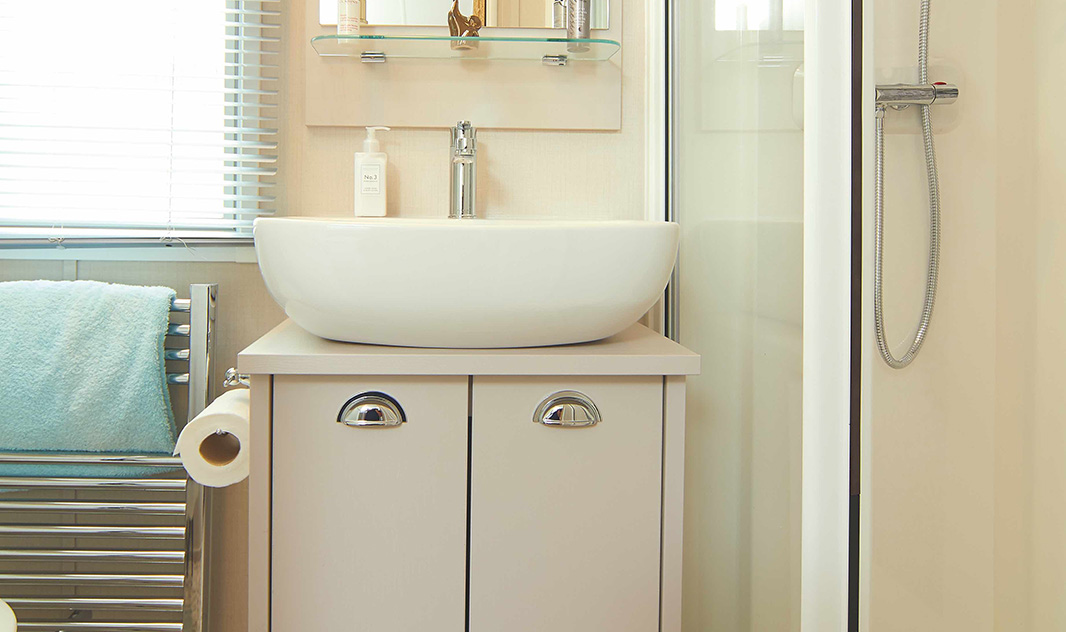 Fully fitted bathroom in the Lakehouse Lodge